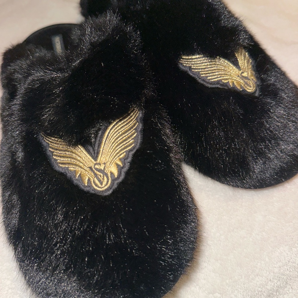 Black Soft Victorias scared slippers size medium 🖤🤍 - Picture 6 of 9